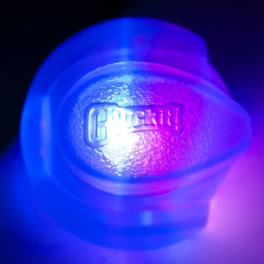 CHUCKIT! Light Fetch Ball Medium - świecąca w ciemności piłka dla psa z diodami LED 6,5 cm - 2